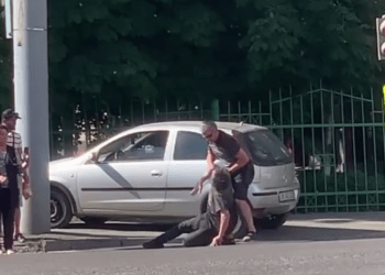 Решил выяснить отношения: мужчина вступил в конфликт с водителем троллейбуса и другими участниками дорожного движения