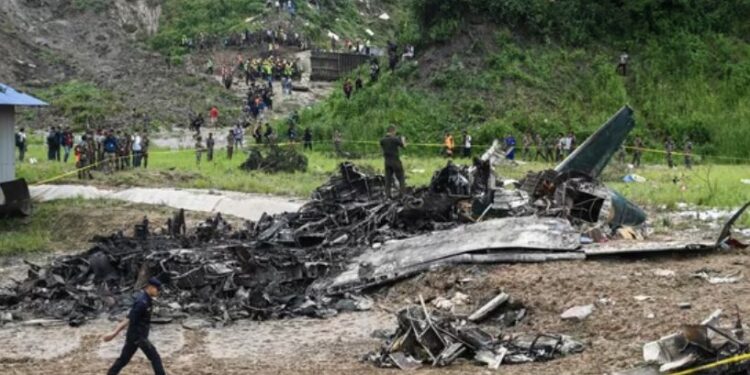 Un avion cu 19 oameni la bord s-a prăbușit în capitala Nepalului