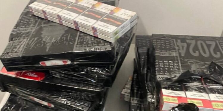 Sute de pachete de țigări, găsite într-un automobil. Erau ascunse în pachete cu calendar