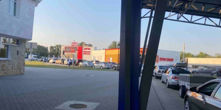 Aglomerație mare în vămile Leușeni și Sculeni, la ieșire din R. Moldova. S-au format cozi de sute de metri