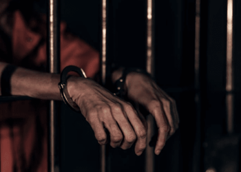 A încercat să-și omoare avocatul cu ciocanul. Un bărbat din Ocnița – condamnat la închisoare