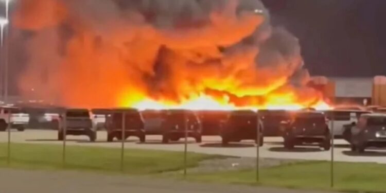 Сгорело 50 электрокаров: в США произошел масштабный пожар на автозаводе