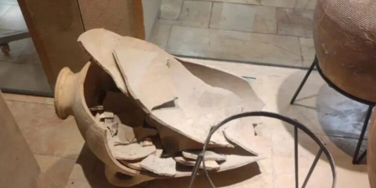 Мальчик в Израиле случайно разбил древнюю амфору в музее