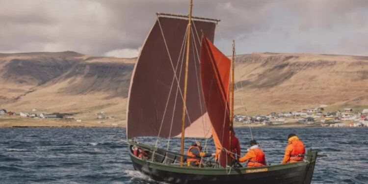 В Норвегии затонула копия ладьи викингов: погибла археолог из США