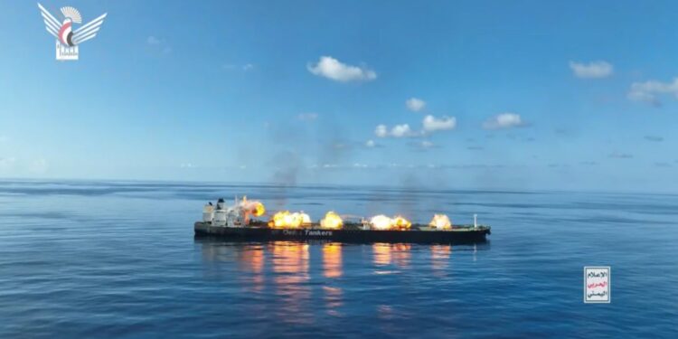 Экологическая катастрофа: хуситы показали, как взорвали греческий танкер, нагруженный нефтью