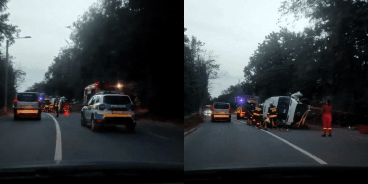 Accident grav în Chișinău. Un Mercedes s-a lovit într-un copac, după care s-a inversat