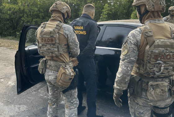 Таможенник и его брат задержаны за организацию нелегальной миграции украинцев