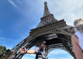 Посетителей Эйфелевой башни эвакуировали из-за полуголого мужчины