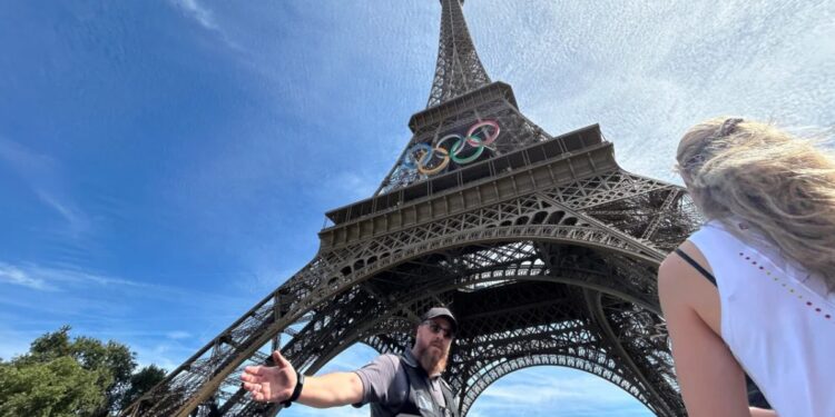 Посетителей Эйфелевой башни эвакуировали из-за полуголого мужчины