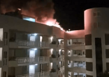 Un elicopter s-a prăbuşit pe acoperişul unui hotel din Australia, provocând un incendiu: Pilotul a murit