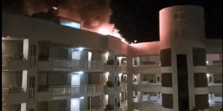 Un elicopter s-a prăbuşit pe acoperişul unui hotel din Australia, provocând un incendiu: Pilotul a murit