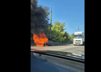 Incendiu pe strada Bucovina din capitală. Un BMW, cuprins de flăcări