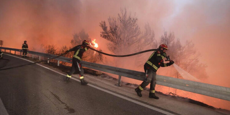 Балканы борются с сильными лесными пожарами