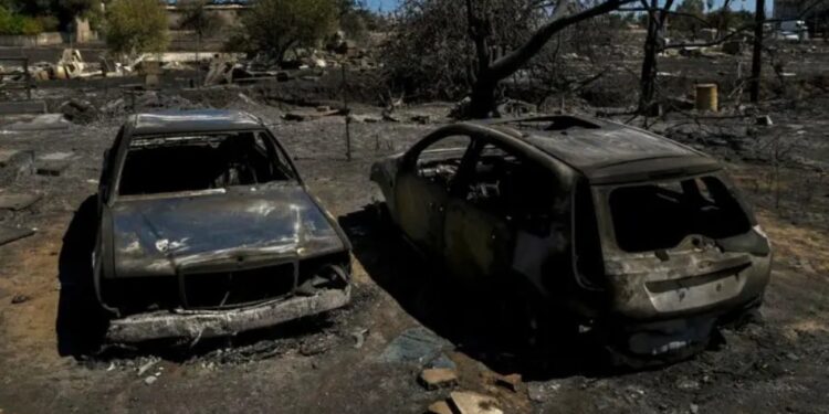 Лесные пожары в районе Афин: погибла женщина, тысячи людей покинули дома