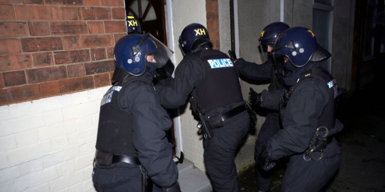 Două femei din Marea Britanie s-au trezit cu mascații în casă. Polițiștii au greșit adresa și le-au spart ușa în toiul nopții