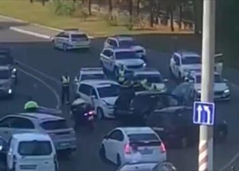 Погоня, как в фильмах: 10 полицейских машины участвовали в поимке молодого человека, угнавшего автомобиль