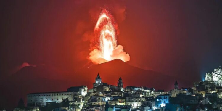 Шлейф высотой до 10 км: вулкан Этна в Италии целый день фонтанировал лавой