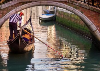 Veneția caută gondolieri. Condițiile grele pe care trebuie să le îndeplinească persoanele pentru a avea profesia care a definit orașul