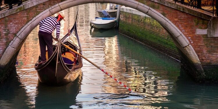 Veneția caută gondolieri. Condițiile grele pe care trebuie să le îndeplinească persoanele pentru a avea profesia care a definit orașul