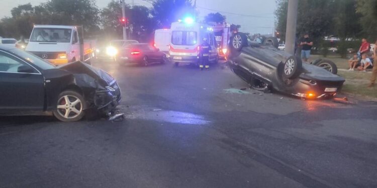 Accident grav pe o stradă din Chișinău. Trei persoane, printre care și un copil, transportate la spital