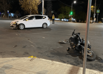 Accident nocturn în Chișinău: Un automobil și o motocicletă s-au ciocnit violent. Sunt victime