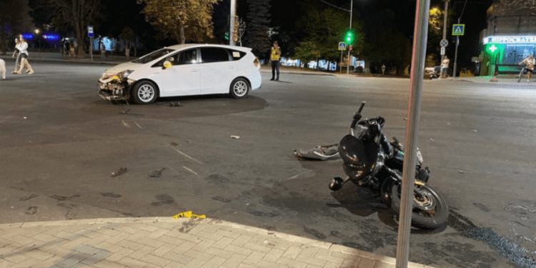 Accident nocturn în Chișinău: Un automobil și o motocicletă s-au ciocnit violent. Sunt victime