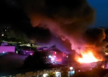 Incendiu de amploare la Craiova. 5 magazine au fost distruse