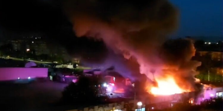 Incendiu de amploare la Craiova. 5 magazine au fost distruse