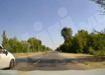 Un bărbat, filmat în timp ce scoate un pistol pe geamul unei mașini și împușcă pe bulevardul Dacia