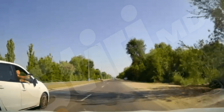 Un bărbat, filmat în timp ce scoate un pistol pe geamul unei mașini și împușcă pe bulevardul Dacia