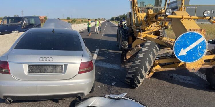 Accident matinal la Strășeni. Un Audi s-a lovit violent într-un tractor