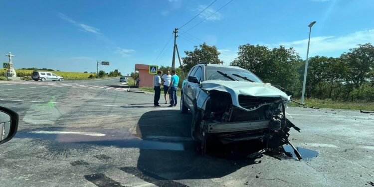 Două automobile au fost grav avariate, într-un accident produs în raionul Rîșcani