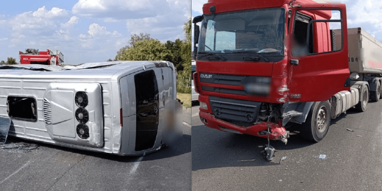 Impact violent la Stăuceni: Un microbuz plin cu pasageri s-a răsturnat, după ce a fost lovit de un camion