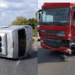 Impact violent la Stăuceni: Un microbuz plin cu pasageri s-a răsturnat, după ce a fost lovit de un camion
