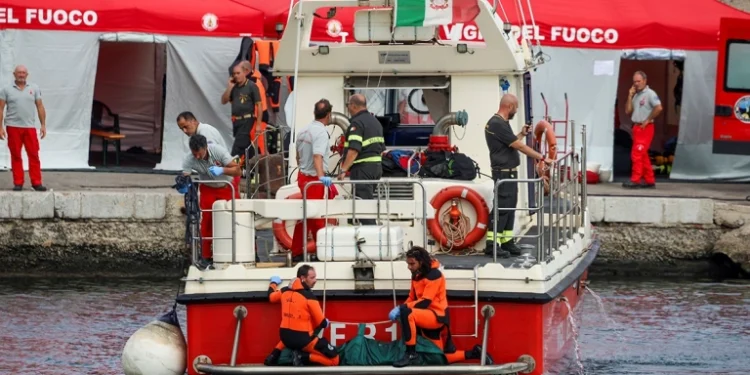 В каюте затонувшей яхты нашли тела «британского Гейтса» и его дочери