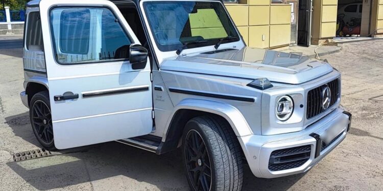 Venea în Moldova cu un bolid de 150 000 euro, dar a rămas fără el la vamă: Mașina de lux era furată din Marea Britanie