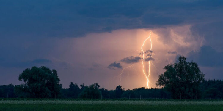Meteorologii prognozează averse cu descărcări electrice în partea de nord a țării