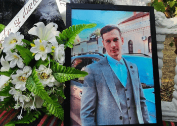 „Bate clopotul și plânge o inimă de mamă”: Fondatorul Crismoto, decedat într-un accident în România, petrecut astăzi pe ultimul său drum