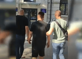 Au lăsat o bătrână fără 17.000 de euro: Doi bărbați- plasați în arest pentru implicarea în escrocherie cu schema „ruda implicată în accidentul rutier”