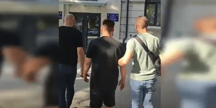 Au lăsat o bătrână fără 17.000 de euro: Doi bărbați- plasați în arest pentru implicarea în escrocherie cu schema „ruda implicată în accidentul rutier”
