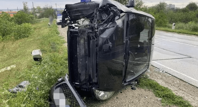 Accident în apropiere de Bălți. O mașină condusă de o tânără de 19 ani s-a răsturnat după ce s-a izbit într-un stâlp