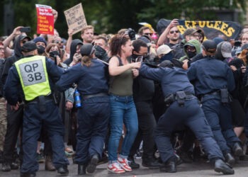 Peste 90 de persoane au fost arestate în timpul protestelor violente din UK, după atacul comis de tânărul de 17 ani în Southport