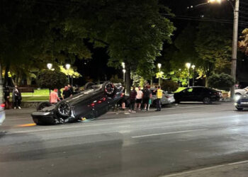Accident în sectorul Rîșcani din capitală. O mașină s-a răsturnat