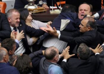 Zeci de deputați turci s-au luat la bătaie în Parlament. Cel puțin două persoane au fost rănite în încăierare