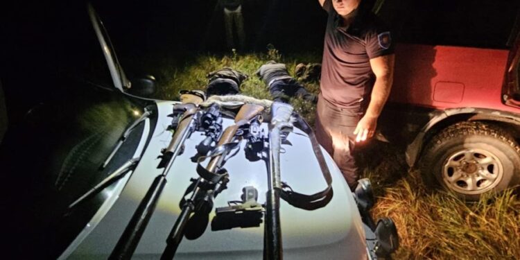 Urmărire ca în filme la Băcioi. Trei braconieri, reținuți de inspectorii de mediu cu arme și un iepure vânat