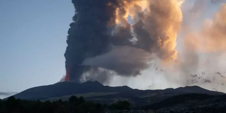 Вулкан Этна снова проснулся: рейсы в аэропорту Катании нарушены