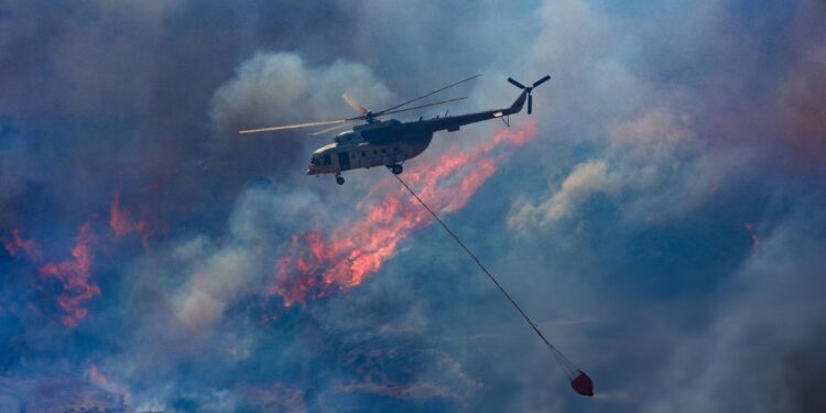 Массовая эвакуация на западе Турции на фоне лесных пожаров, продолжающихся уже неделю