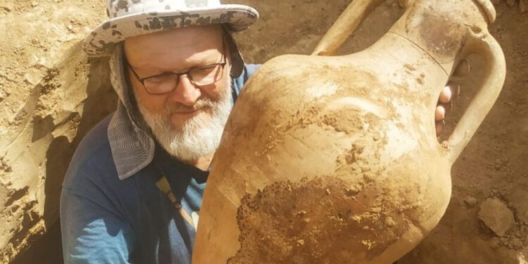 В Слободзейском районе археологи обнаружили греческую амфору, которой около 2260 лет