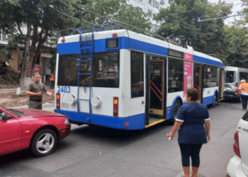 Un troleibuz cu 25 de pasageri s-a ciocnit cu un automobil în sectorul Botanica. O femeie, transportată la spital