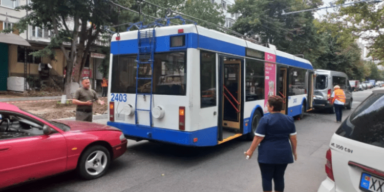 Un troleibuz cu 25 de pasageri s-a ciocnit cu un automobil în sectorul Botanica. O femeie, transportată la spital